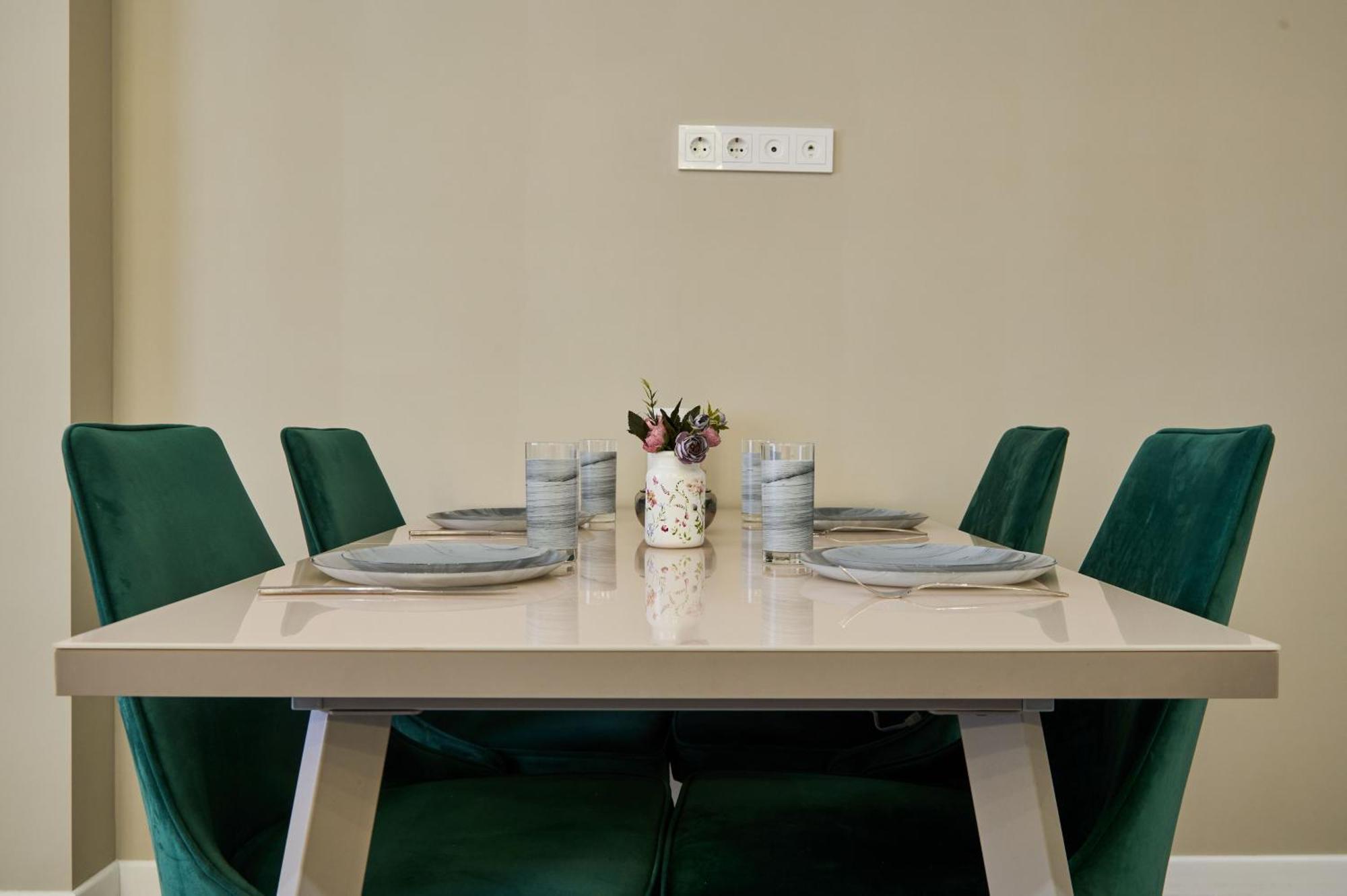 Five Business-Class Rooms In R-House Near Mega Center الماتي المظهر الخارجي الصورة